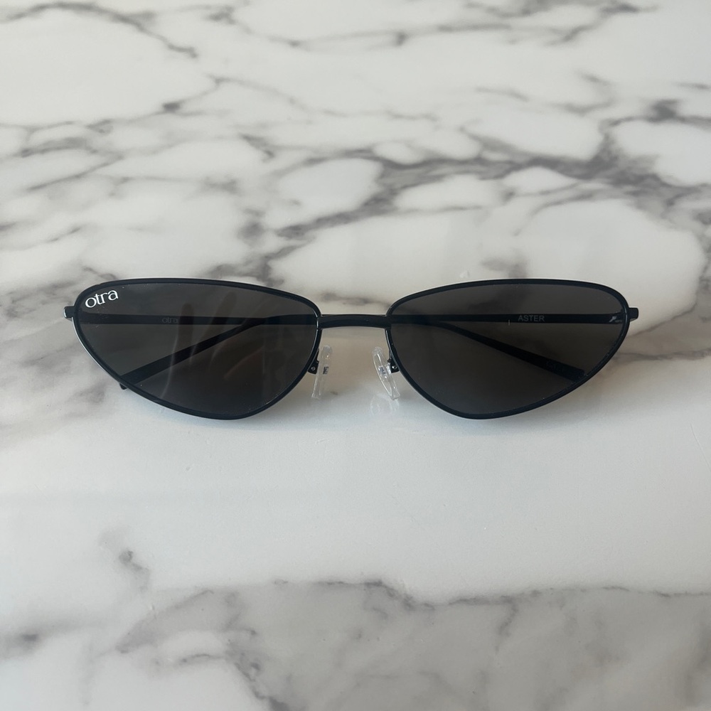 Otra Aster Black Sunglasses
